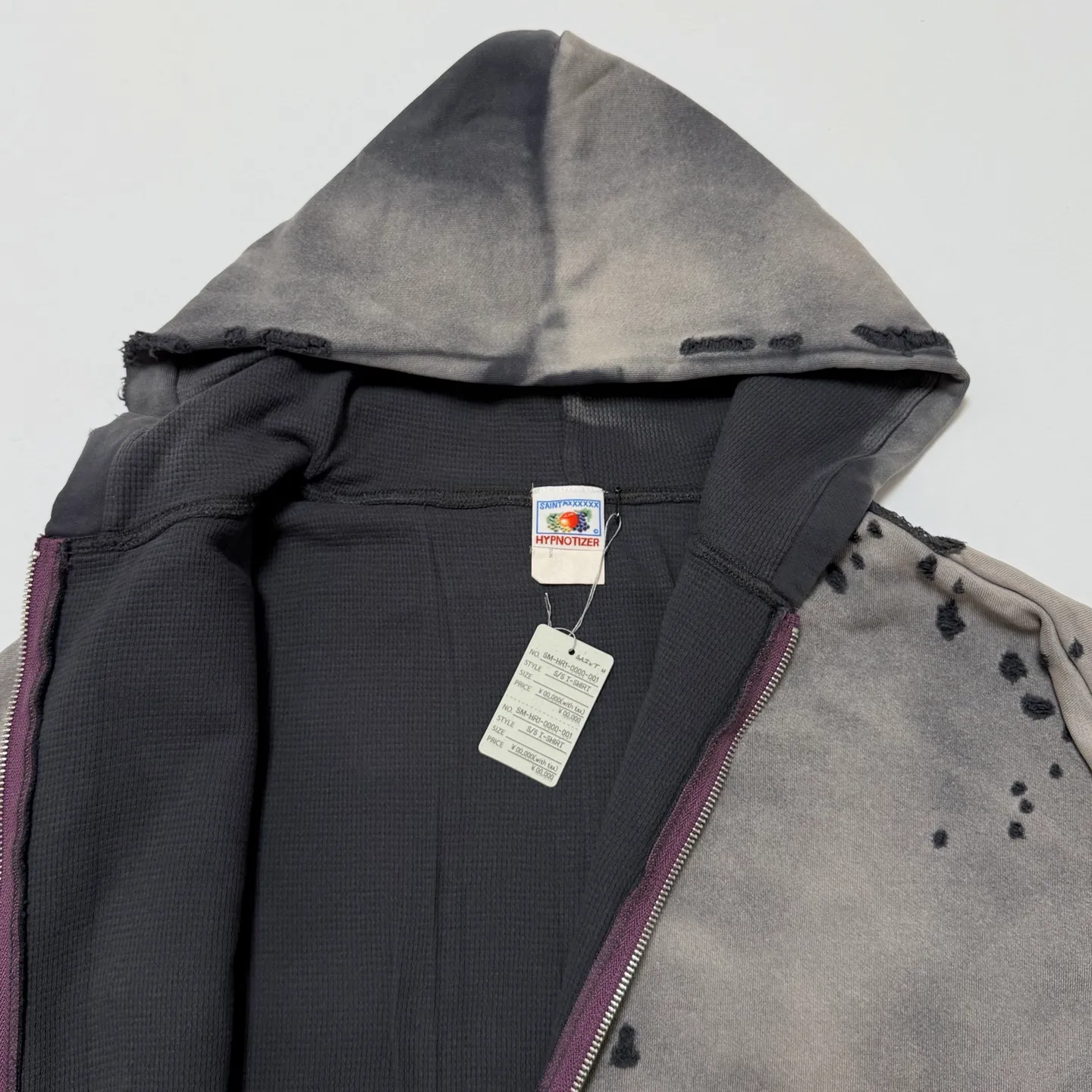 SAINT Mxxxxxx DBL FACE ZIP UP HOODIE/CHARCOAL Double-layer destroyed waffle zipper jacket, washed black S-XL, a style that has been used in the summer. After continuous fine polishing, it has finally been shipped. The finished product is simply a work of art. Super heavy washing to make the weather look old. Multiple water fades. Excessive manual wormhole damage processing. Deconstruction and reorganization embroidery technology. Custom-made zipper with LOGO. The color details of the zipper webbing are also correct. Original grade fruit main label and wash water label. Top purchasing grade. A layer of waffle fabric is added to the inner lining to make the overall texture stronger and increase the comfort and warmth of the wearer.